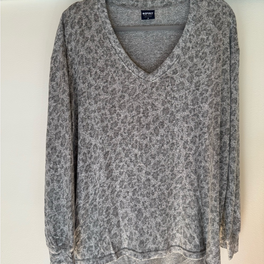 Spirit Gray Cheetah Print Women's Lightweight Sweater New
